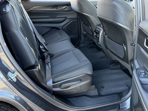 Used 2023 Jeep Grand Cherokee L Laredo image 24