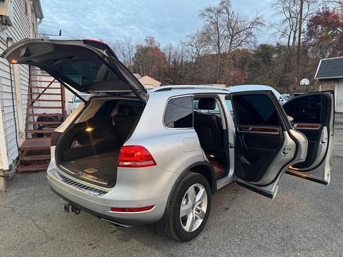 Used 2014 Volkswagen Touareg TDI image 11