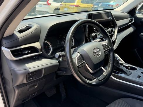 Used 2023 Toyota Highlander LE FWD image 12
