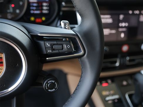 Certified 2025 Porsche Macan image 18