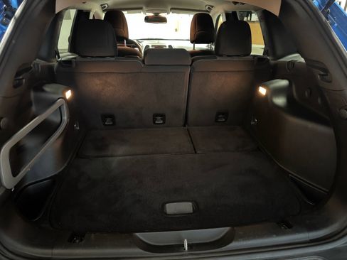 Used 2018 Jeep Cherokee Latitude w/ Altitude Package image 9