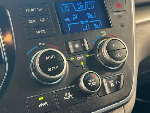 Used 2015 Toyota Sienna LE FWD image 22