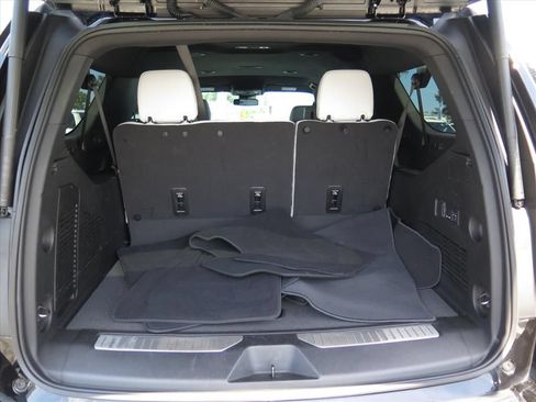 Used 2025 Chevrolet Suburban Premier AWD/4WD image 17