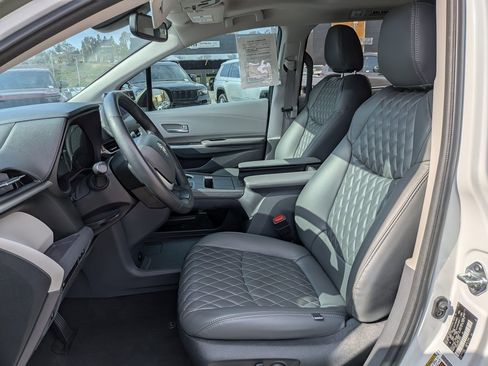 Used 2023 Toyota Sienna XLE image 10