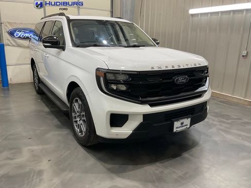 Used 2025 Ford Expedition Active AWD/4WD image 1