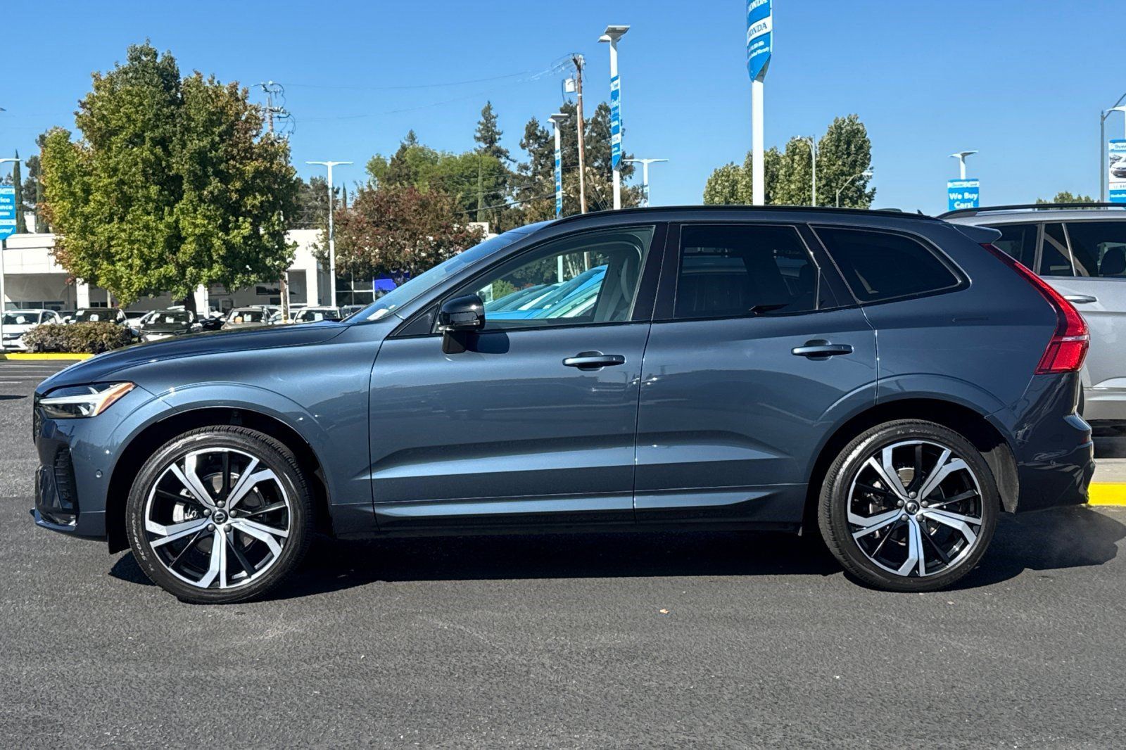 Used 2023 Volvo XC60 B5 Ultimate w/ Protection Package Premier FWD image 2