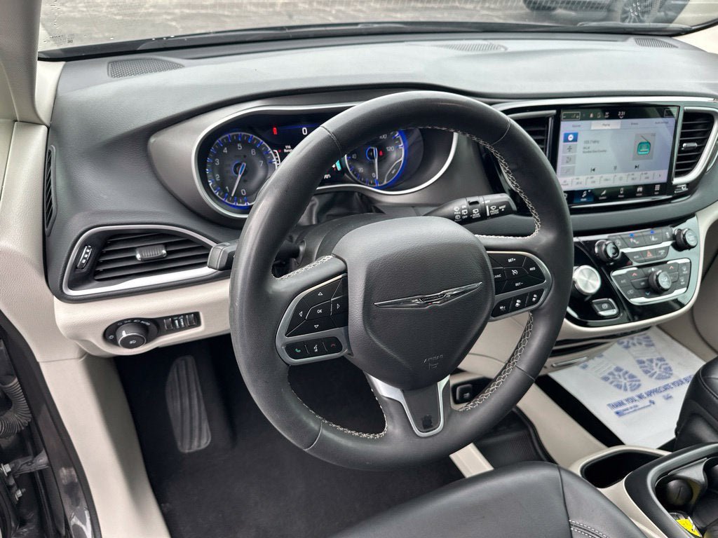 Used 2023 Chrysler Pacifica Touring-L FWD image 16