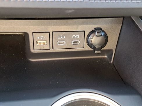 Certified 2023 Toyota Highlander XLE image 28