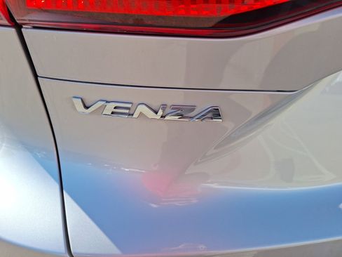 Used 2023 Toyota Venza LE image 12