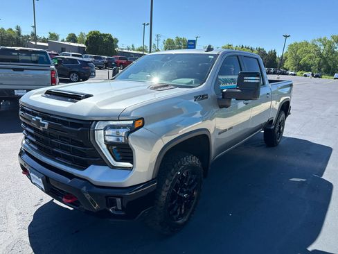 Used 2025 Chevrolet Silverado 2500 LT w/ Trail Boss Package AWD/4WD image 3