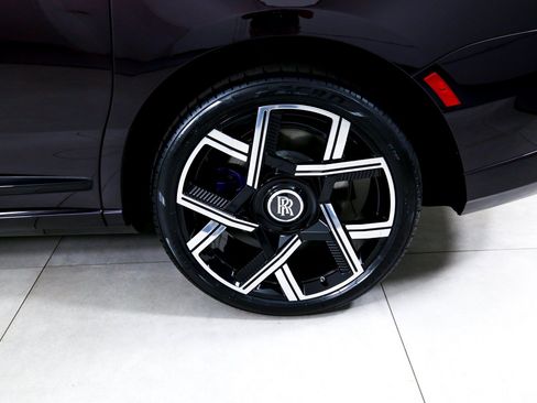 Certified 2025 Rolls-Royce Cullinan Black Badge AWD/4WD image 34