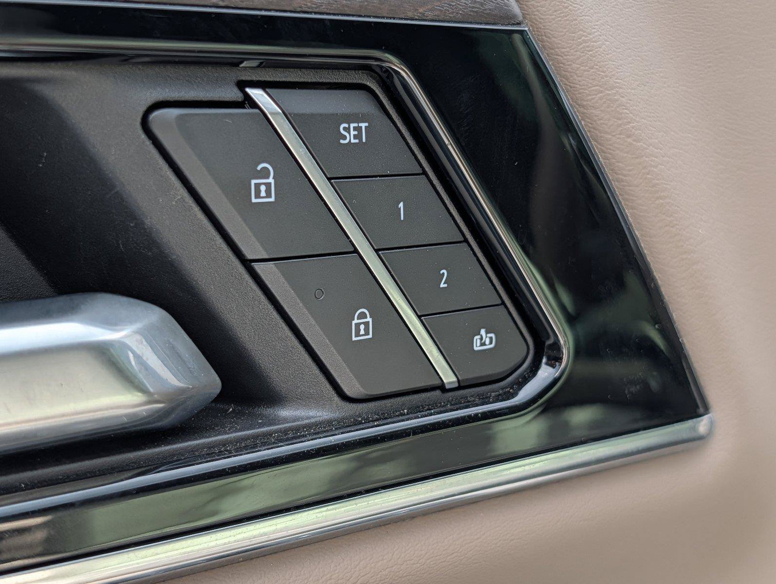 Used 2025 GMC Yukon Denali RWD image 15