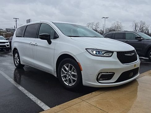 Certified 2024 Chrysler Pacifica Touring image 6