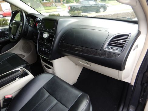 Used 2014 Chrysler Town & Country Touring FWD image 19