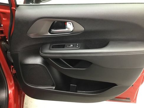 Used 2025 Chrysler Pacifica Select FWD image 42
