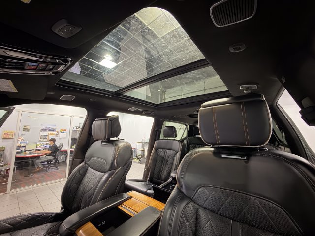 Used 2024 Jeep Grand Wagoneer L Series III AWD/4WD image 30
