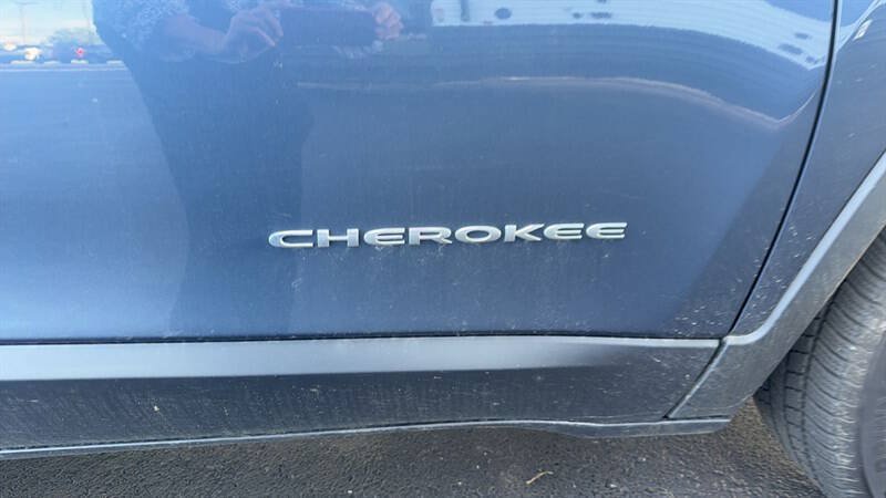 Used 2021 Jeep Cherokee Latitude Lux FWD image 10