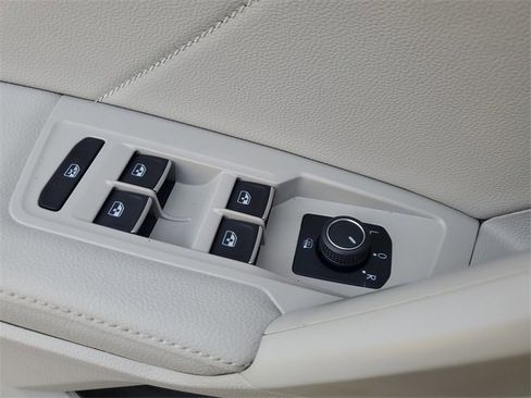 Certified 2022 Volkswagen Tiguan SE R-Line image 31