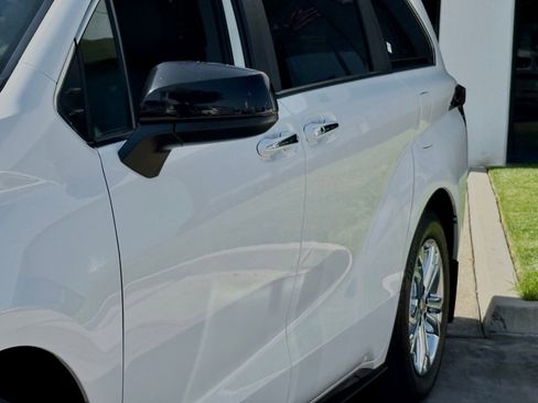 Used 2023 Toyota Sienna XSE AWD/4WD image 4