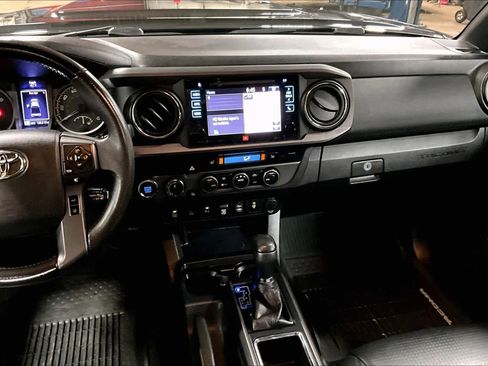 Used 2019 Toyota Tacoma TRD Sport AWD/4WD image 6