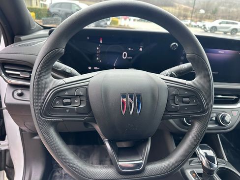 Used 2025 Buick Envista Preferred image 11