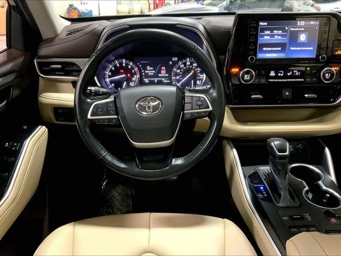 Used 2022 Toyota Highlander XLE image 7