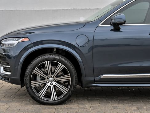 Used 2025 Volvo XC90 T8 Plus w/ Protection Package Premier image 14