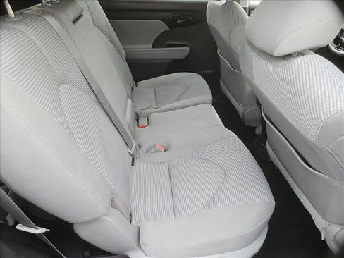 Used 2021 Toyota Highlander LE AWD/4WD image 26