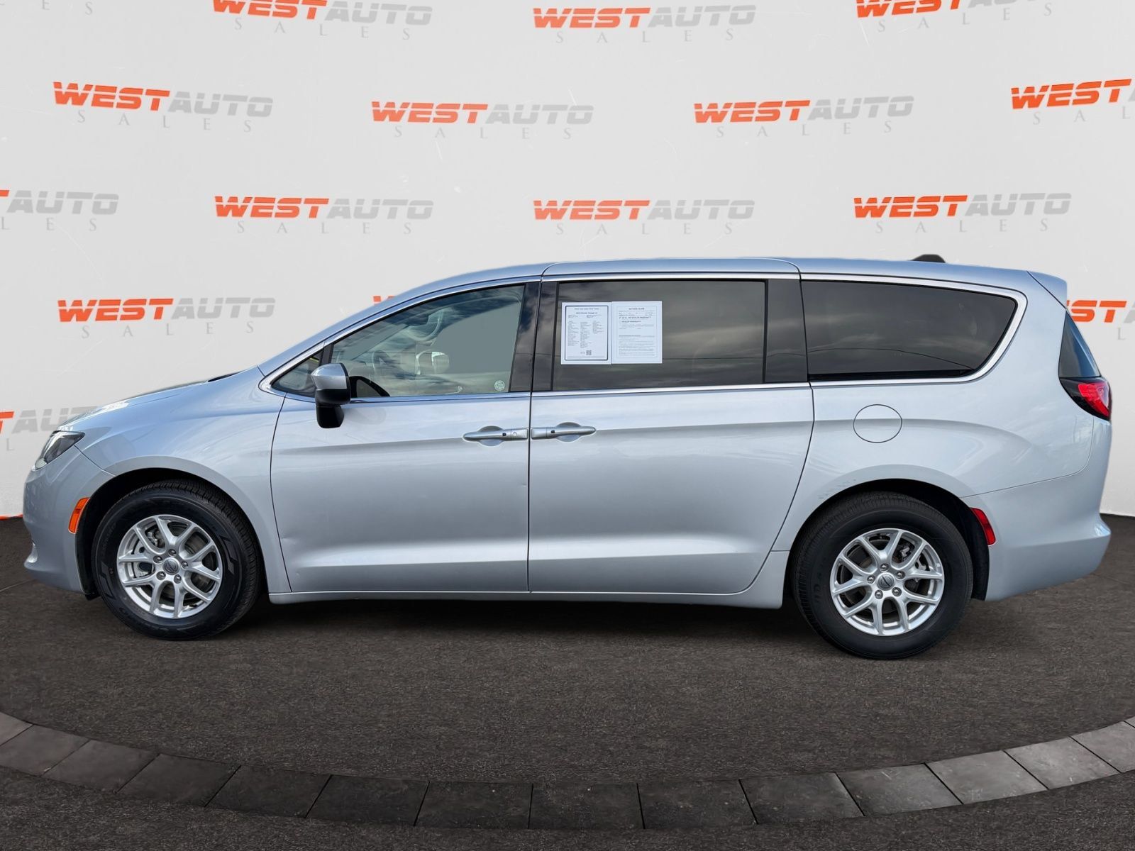 Used 2023 Chrysler Voyager LX FWD image 2