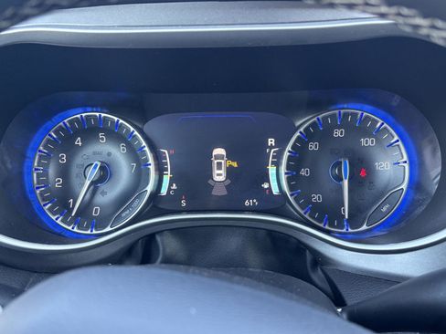 Used 2024 Chrysler Pacifica Touring-L image 9