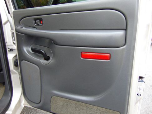 Used 2004 Chevrolet Silverado 2500 LT w/ Heavy-Duty Power Package image 46