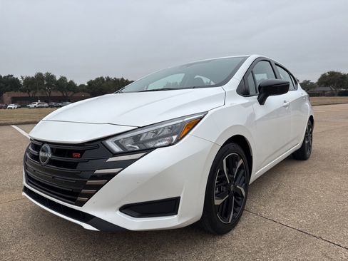 Used 2025 Nissan Versa SR image 3