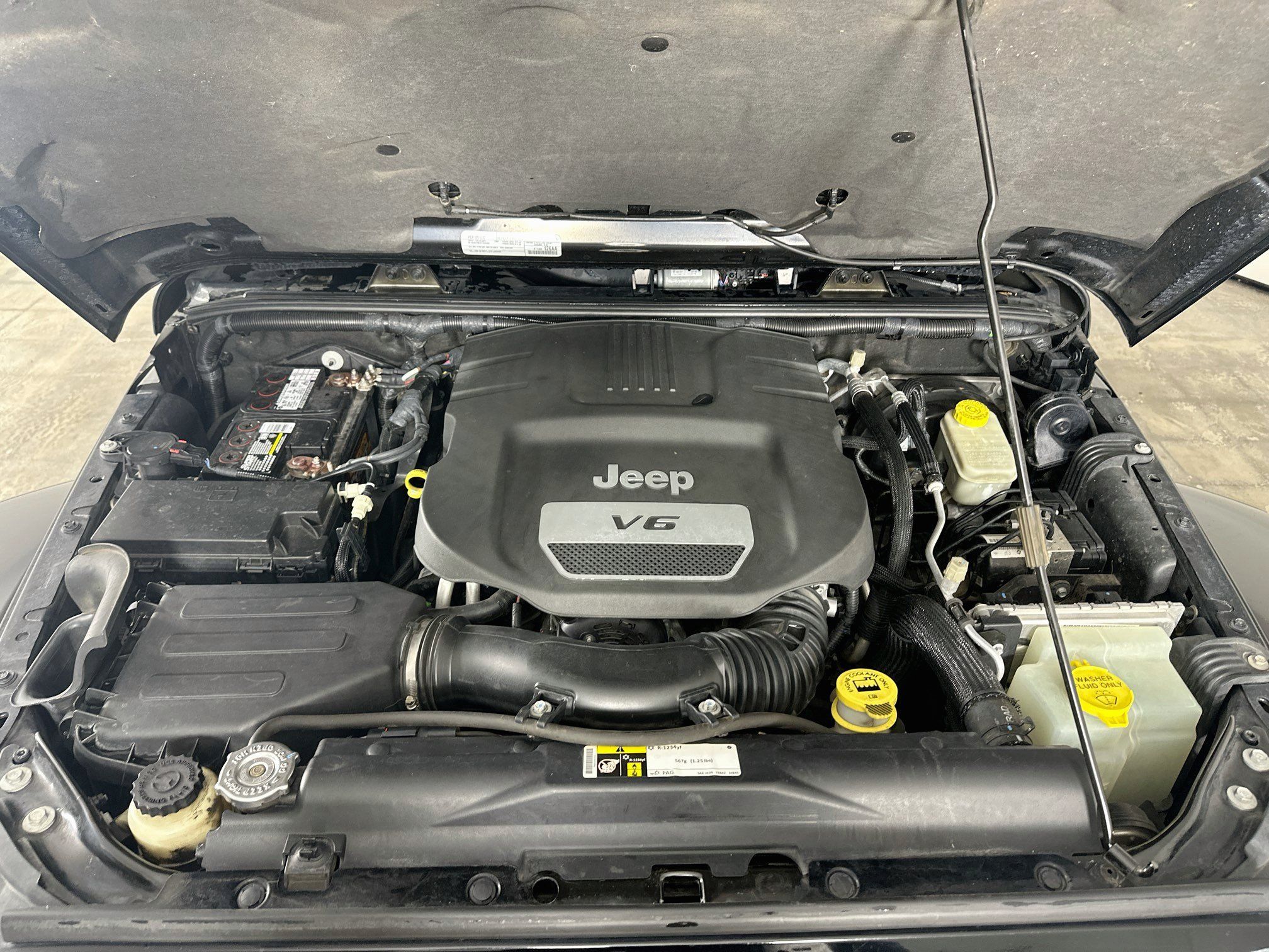 Used 2015 Jeep Wrangler Unlimited Sahara w/ Connectivity Group AWD/4WD image 29