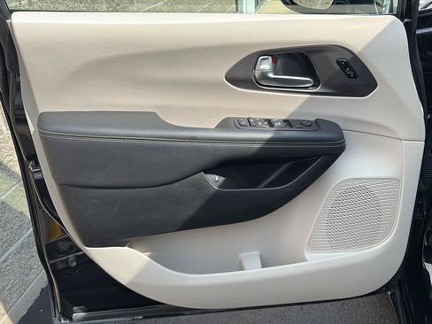 Used 2024 Chrysler Pacifica Limited FWD image 4