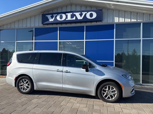 Used 2024 Chrysler Pacifica Touring-L image 7