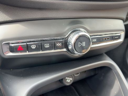 Certified 2025 Volvo XC40 B5 Plus image 18