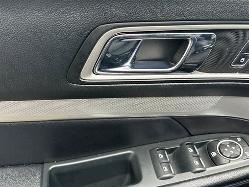 Used 2017 Ford Explorer XLT image 13