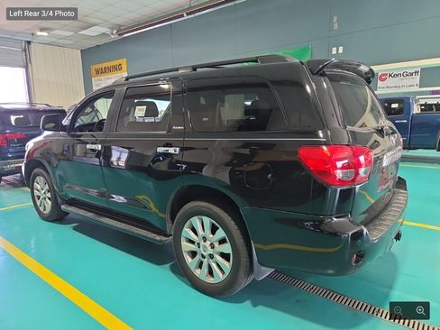 Used 2017 Toyota Sequoia Platinum RWD image 4