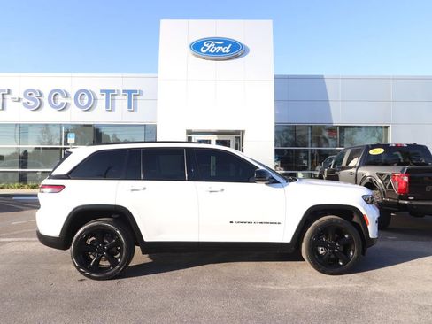 Used 2023 Jeep Grand Cherokee Limited w/ Black Appearance Package image 17