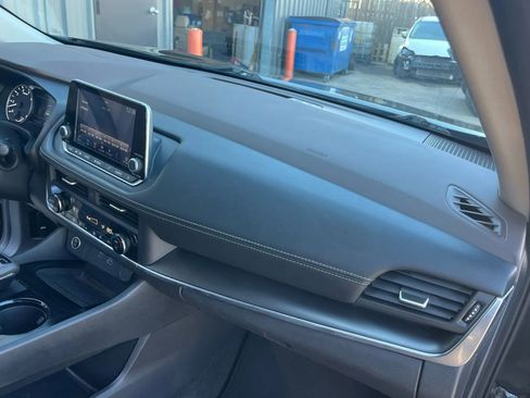 Used 2023 Nissan Rogue SV image 21