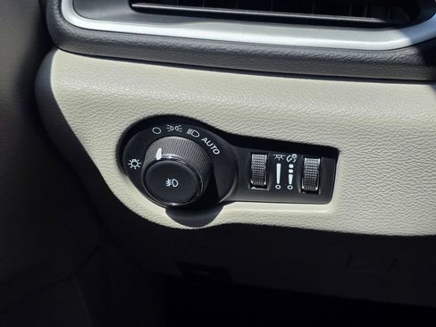Certified 2024 Chrysler Pacifica Touring-L FWD image 32