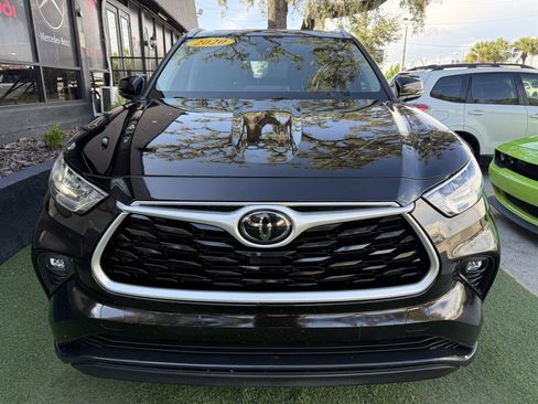 Used 2020 Toyota Highlander XLE FWD image 2