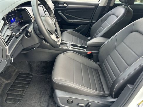 Certified 2024 Volkswagen Jetta SE w/ Panoramic Sunroof Package image 16