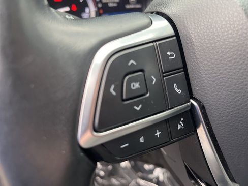 Used 2021 Toyota Highlander XLE AWD/4WD image 12