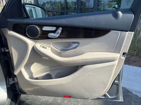 Used 2022 Mercedes-Benz GLC 300 GLC 300 w/ Premium Package Lite image 27