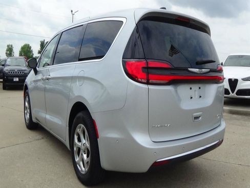 Certified 2024 Chrysler Pacifica Limited AWD/4WD image 8
