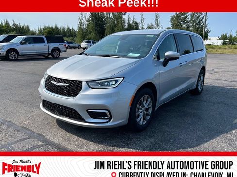 Used 2023 Chrysler Pacifica Touring-L AWD/4WD image 1