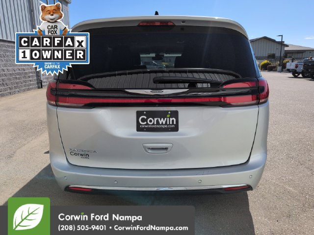 Used 2024 Chrysler Pacifica Touring-L FWD image 4