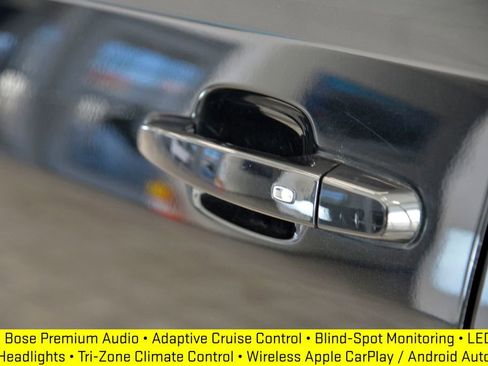 Used 2023 GMC Acadia SLT image 13