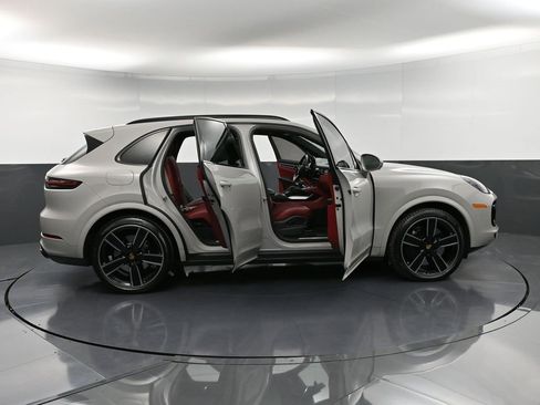 Certified 2022 Porsche Cayenne Turbo image 39